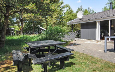 Sighbiorn - 950M from the Sea: Blå, Busk, Sommerhus, Bunddække, Have, Estate, Skygge, Landscaping, Stuehus, Eco Hotel