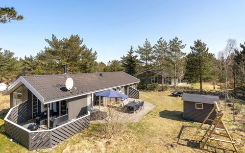 Sighbiorn - 950M from the Sea: Blå, Busk, Sommerhus, Bunddække, Have, Estate, Skygge, Landscaping, Stuehus, Eco Hotel