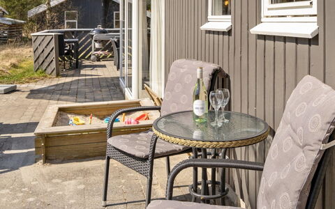 Sighbiorn - 950M from the Sea: Blå, Busk, Sommerhus, Bunddække, Have, Estate, Skygge, Landscaping, Stuehus, Eco Hotel