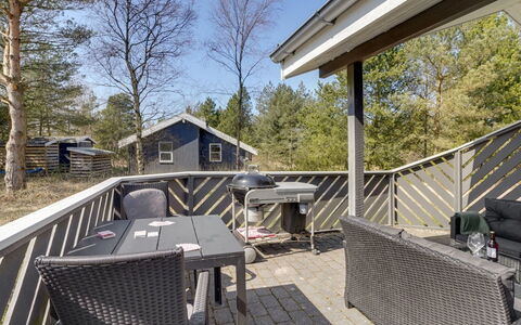 Sighbiorn - 950M from the Sea: Blå, Busk, Sommerhus, Bunddække, Have, Estate, Skygge, Landscaping, Stuehus, Eco Hotel