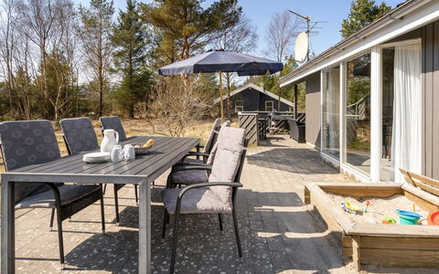 Sighbiorn - 950M from the Sea: Blå, Busk, Sommerhus, Bunddække, Have, Estate, Skygge, Landscaping, Stuehus, Eco Hotel