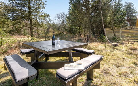 Sighbiorn - 950M from the Sea: Blå, Busk, Sommerhus, Bunddække, Have, Estate, Skygge, Landscaping, Stuehus, Eco Hotel