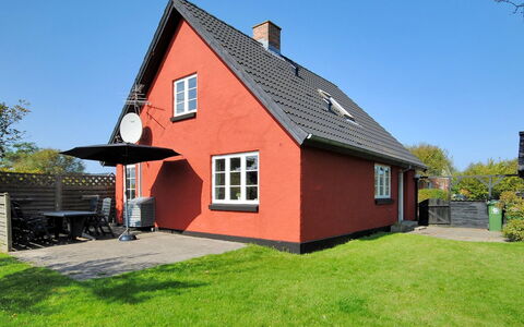 Indi - 400M from the Sea: Blå, Busk, Sommerhus, Bunddække, Have, Estate, Skygge, Landscaping, Stuehus, Eco Hotel