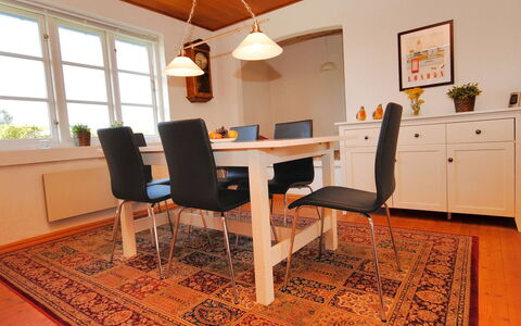 Indi - 400M from the Sea: Blå, Busk, Sommerhus, Bunddække, Have, Estate, Skygge, Landscaping, Stuehus, Eco Hotel
