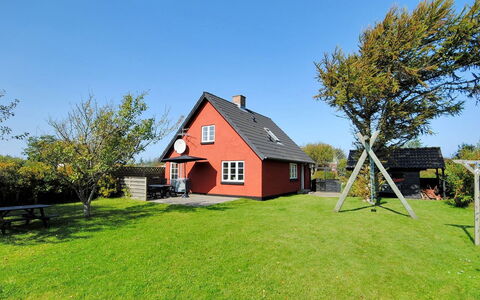 Indi - 400M from the Sea: Blå, Busk, Sommerhus, Bunddække, Have, Estate, Skygge, Landscaping, Stuehus, Eco Hotel