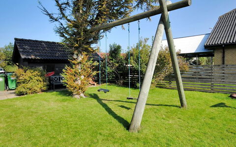Indi - 400M from the Sea: Blå, Busk, Sommerhus, Bunddække, Have, Estate, Skygge, Landscaping, Stuehus, Eco Hotel