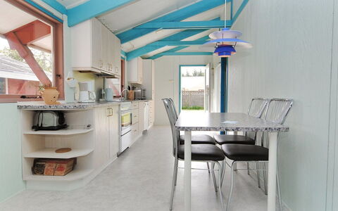 Momme - 500M from the Sea: Indretning, Gulvbelægning, Loft, Etage, Møbel, Køkken, Større Bandage, Stol, Værelse, Countertop