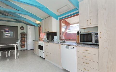 Momme - 500M from the Sea: Indretning, Træ, Gulvbelægning, Loft, Møbel, Etage, Countertop, Køkken, Cabinetry, Værelse
