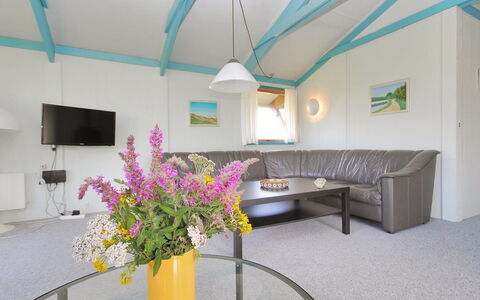 Momme - 500M from the Sea: Indretning, Loft, Møbel, Gulvbelægning, Etage, Couch, Stol, Stue, Lysarmatur