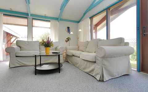 Momme - 500M from the Sea: Møbel, Gulvbelægning, Indretning, Etage, Couch, Loft, Stue, Belysning, Tæppe, Værelse
