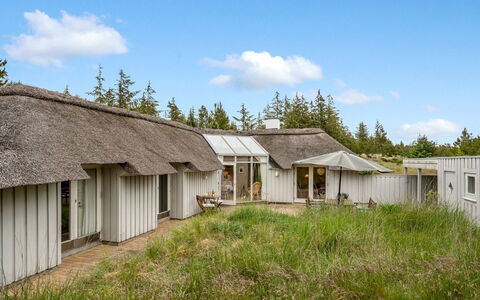 Gunnie - 1.1Km from the Sea: Blå, Busk, Sommerhus, Bunddække, Have, Estate, Skygge, Landscaping, Stuehus, Eco Hotel