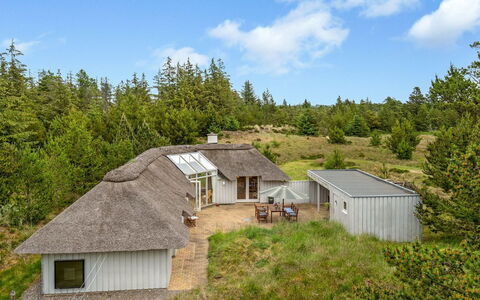Gunnie - 1.1Km from the Sea: Blå, Busk, Sommerhus, Bunddække, Have, Estate, Skygge, Landscaping, Stuehus, Eco Hotel
