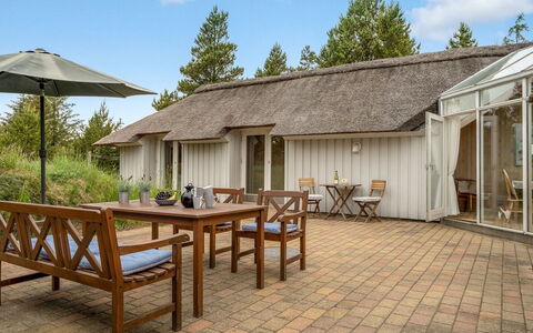 Gunnie - 1.1Km from the Sea: Blå, Busk, Sommerhus, Bunddække, Have, Estate, Skygge, Landscaping, Stuehus, Eco Hotel
