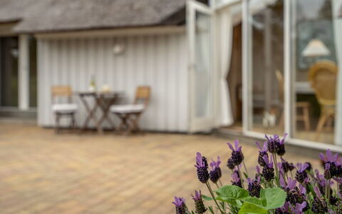 Gunnie - 1.1Km from the Sea: Blå, Busk, Sommerhus, Bunddække, Have, Estate, Skygge, Landscaping, Stuehus, Eco Hotel