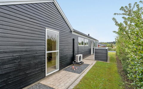 Henriete - 3.5Km from the Sea: Boligområde, Tag, Forstad, Indkørsel, Estate, Skorsten
