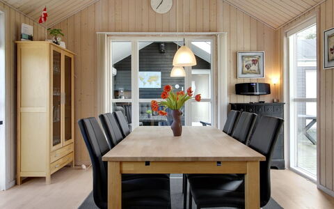 Henriete - 3.5Km from the Sea: Møbel, Træ, Indretning, Loft, Gulvbelægning, Køkken & Spisebord, Spisestue, Etage, Stol, Bord