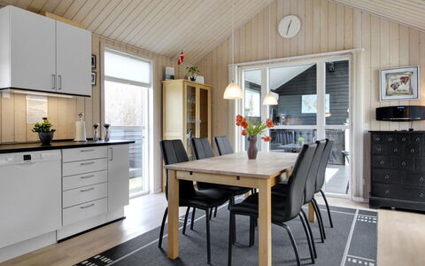 Henriete - 3.5Km from the Sea: Træ, Møbel, Indretning, Gulvbelægning, Køkken & Spisebord, Loft, Stol, Trægulve, Spisestue, Køkken