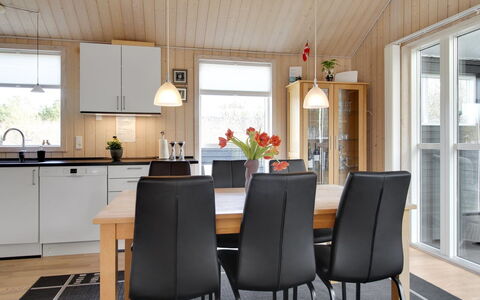 Henriete - 3.5Km from the Sea: Møbel, Gulvbelægning, Træ, Indretning, Spisestue, Køkken & Spisebord, Etage, Stol, Bord, Trægulve