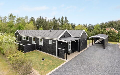 Henriete - 3.5Km from the Sea: Loft, Gulvbelægning, Indretning, Etage, Kompositmateriale, Møbel, Udvej, Hotel, Design, Dagslys