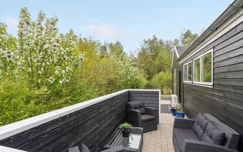 Henriete - 3.5Km from the Sea: Loft, Gulvbelægning, Indretning, Etage, Kompositmateriale, Møbel, Udvej, Hotel, Design, Dagslys
