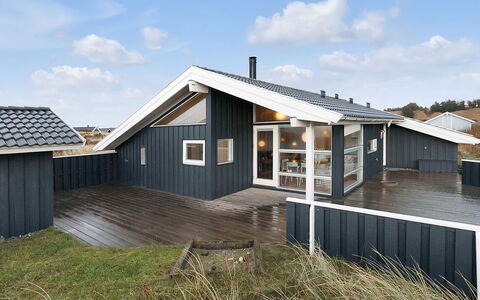 Frederikka - 350M from the Sea: Boligområde, Tag, Forstad, Indkørsel, Estate, Skorsten