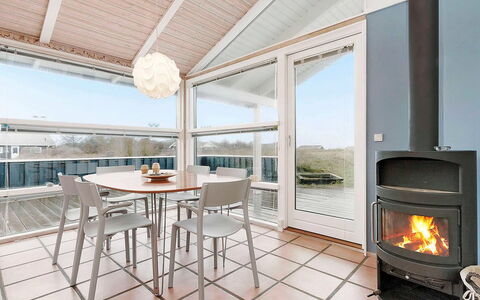 Frederikka - 350M from the Sea: Boligområde, Tag, Forstad, Indkørsel, Estate, Skorsten