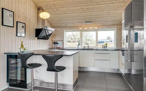 Esma - 150M from the Sea: Køkken, Gulvbelægning, Countertop, Indretning, Møbel, Træ, Loft, Lysarmatur, Køkken Apparat, Etage