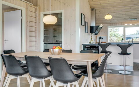 Esma - 150M from the Sea: Træ, Indretning, Gulvbelægning, Møbel, Loft, Køkken & Spisebord, Etage, Lysarmatur, Trægulve, Spisestue