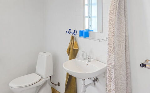 Elef - 2.0Km from the Sea: Sanitærarmatur, Toiletbræt, Badeværelse, Toilet, Indretning, Etage, Gulvbelægning, Vvs, Badeværelsesvask, Håndvask