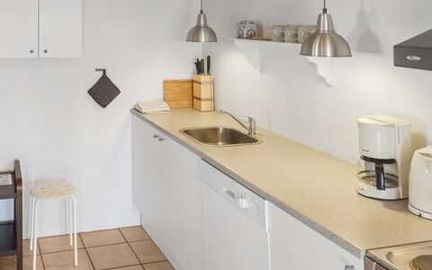 Elef - 2.0Km from the Sea: Køkken, Countertop, Køkken Apparat, Indretning, Gulvbelægning, Sanitærarmatur, Køkkenvask, Større Bandage, Håndvask, Cabinetry