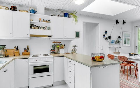 Jarno - 1Km from the Sea: Køkken, Køkken Apparat, Countertop, Større Bandage, Indretning, Cabinetry, Møbel, Husholdningsapparat, Loft, Gulvbelægning