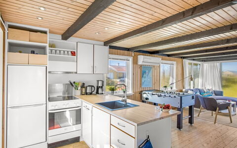 Stella - 700M from the Sea: Køkken, Indretning, Træ, Gulvbelægning, Møbel, Loft, Etage, Countertop, Cabinetry, Værelse