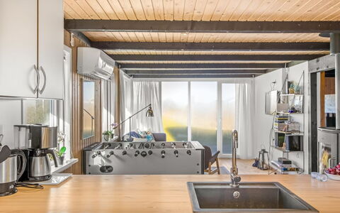 Stella - 700M from the Sea: Køkken, Træ, Countertop, Indretning, Loft, Gulvbelægning, Køkken Apparat, Møbel, Større Bandage, Cabinetry