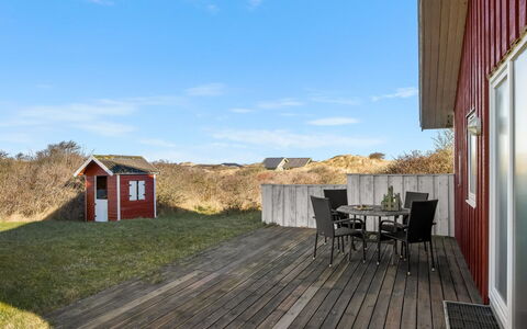 Stella - 700M from the Sea: Træ, Tag, Arkitektur, Hjem, Hus, Sommerhus, Sidespor, Hårdttræ, Hældning, Estate