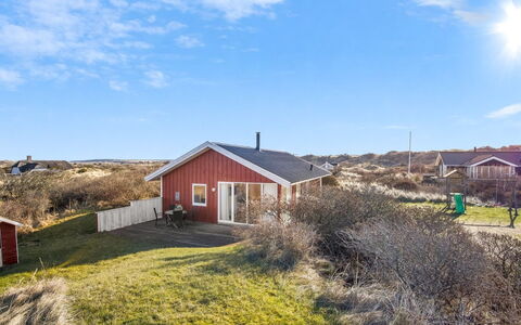 Stella - 700M from the Sea: Træ, Tag, Arkitektur, Hjem, Hus, Sommerhus, Sidespor, Hårdttræ, Hældning, Estate
