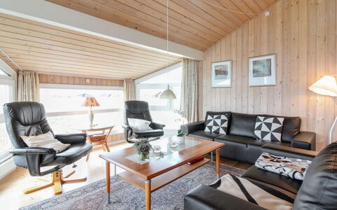 Gamal - 400M from the Sea: Møbel, Indretning, Gulvbelægning, Træ, Etage, Loft, Trægulve, Stol, Bord, Belysning