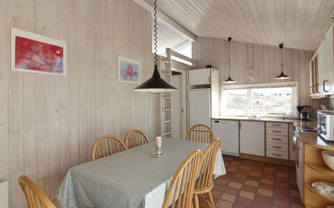 Styrman - 600M from the Sea: Møbel, Indretning, Gulvbelægning, Træ, Etage, Loft, Trægulve, Stol, Bord, Belysning