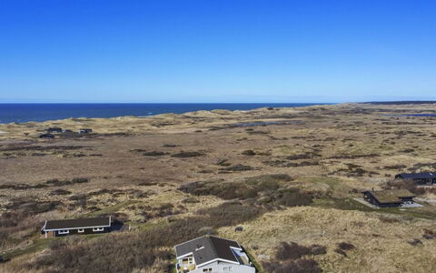 Styrman - 600M from the Sea: Møbel, Indretning, Gulvbelægning, Træ, Etage, Loft, Trægulve, Stol, Bord, Belysning