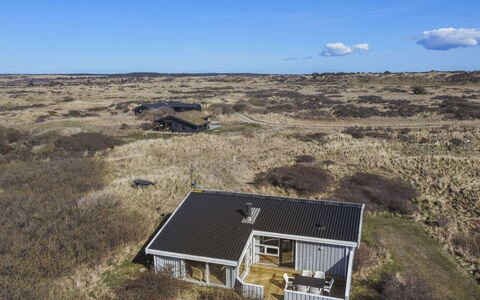 Styrman - 600M from the Sea: Møbel, Indretning, Gulvbelægning, Træ, Etage, Loft, Trægulve, Stol, Bord, Belysning