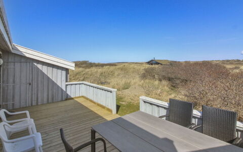 Styrman - 600M from the Sea: Møbel, Indretning, Gulvbelægning, Træ, Etage, Loft, Trægulve, Stol, Bord, Belysning