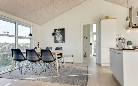 Dimka - 300M from the Sea: Træ, Gulvbelægning, Loft, Indretning, Etage, Trægulve, Møbel, Hjem, Stue, Lysarmatur