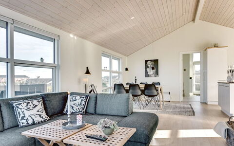 Dimka - 300M from the Sea: Gulvbelægning, Loft, Etage, Stue, Trægulve, Couch, Lysarmatur, Hårdttræ, Throw Pillow