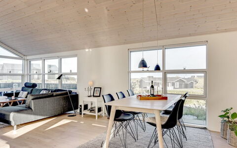 Dimka - 300M from the Sea: Træ, Loft, Gulvbelægning, Indretning, Etage, Lysarmatur, Møbel, Trægulve, Stue, Køkken & Spisebord