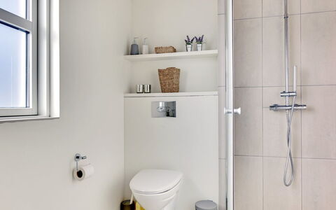 Dimka - 300M from the Sea: Badeværelse, Sanitærarmatur, Væg, Gulvbelægning, Toilet, Indretning, Etage, Toiletbræt, Vvs, Tap