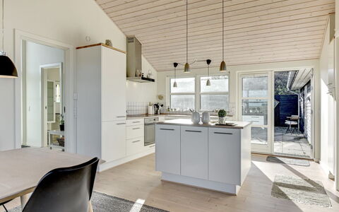 Dimka - 300M from the Sea: Gulvbelægning, Indretning, Træ, Loft, Køkken, Etage, Countertop, Møbel, Trægulve, Lysarmatur