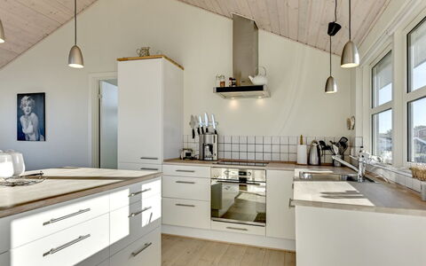 Dimka - 300M from the Sea: Gulvbelægning, Indretning, Køkken, Countertop, Loft, Træ, Lysarmatur, Cabinetry, Etage, Møbel