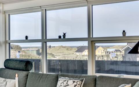 Dimka - 300M from the Sea: Indretning, Etage, Glas, Stue, Dagslys, Couch, Loft, Vindue Behandling