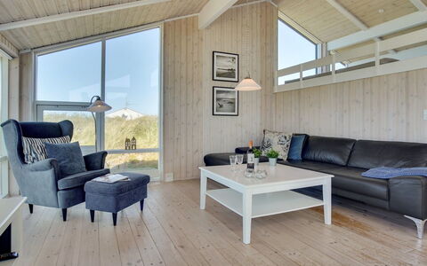 Welma - 500M from the Sea: Loft, Sommerhus, Hårdttræ, Vinter, Planke, Stue, Stol, Trægulve, Fryser, Sne