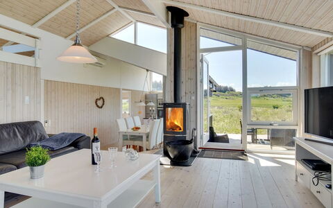 Welma - 500M from the Sea: Loft, Hjem, Sommerhus, Stue, Hårdttræ, Trægulve, Planke, Veranda, Stol