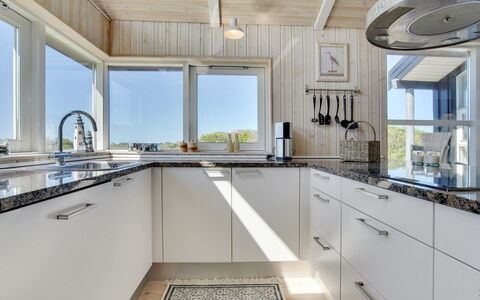 Welma - 500M from the Sea: Køkken, Loft, Indretning, Gulvbelægning, Countertop, Hjem, Cabinetry, Køkken Apparat, Etage, Større Bandage